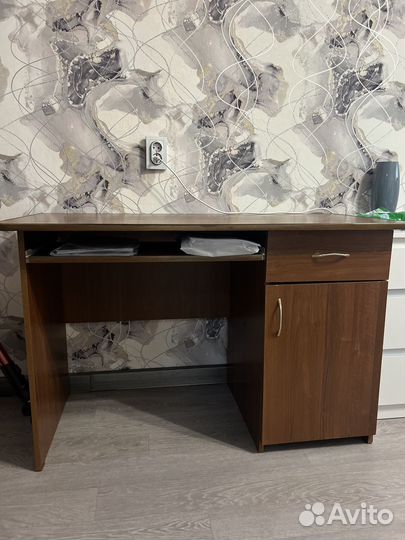 Компьютерный стол бу коричневый хорошего качества