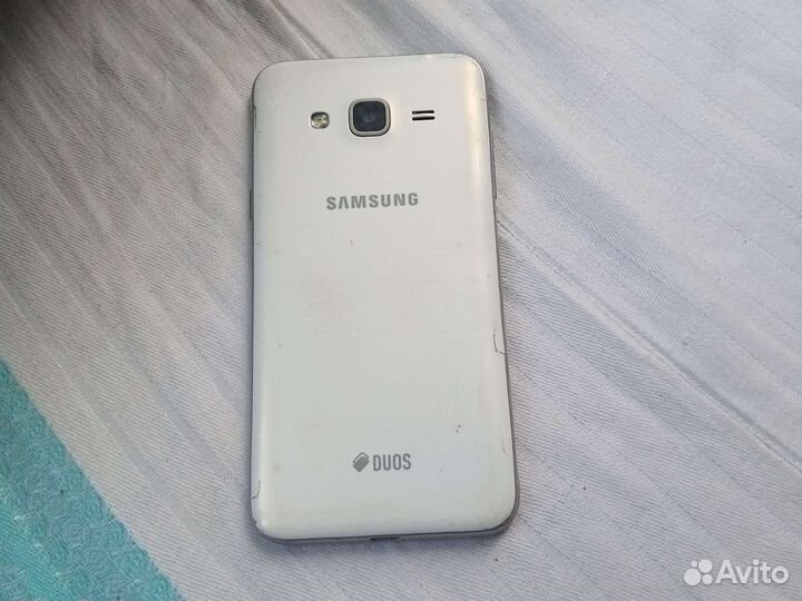 Телефон Samsung Galaxy J3