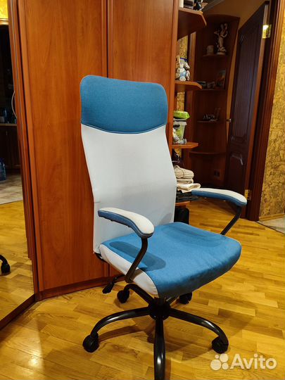 Офисное кресло