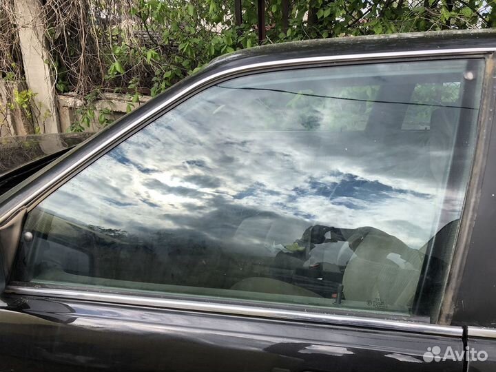 Audi 100 Стекло водительское