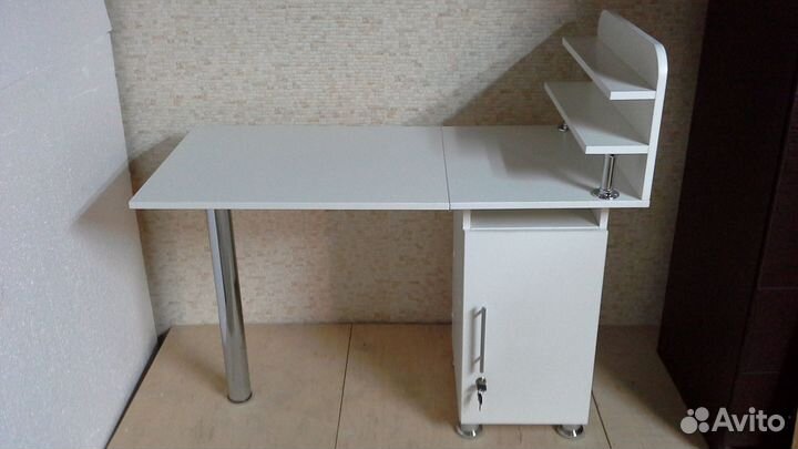 Маникюрный стол - складной с полкой