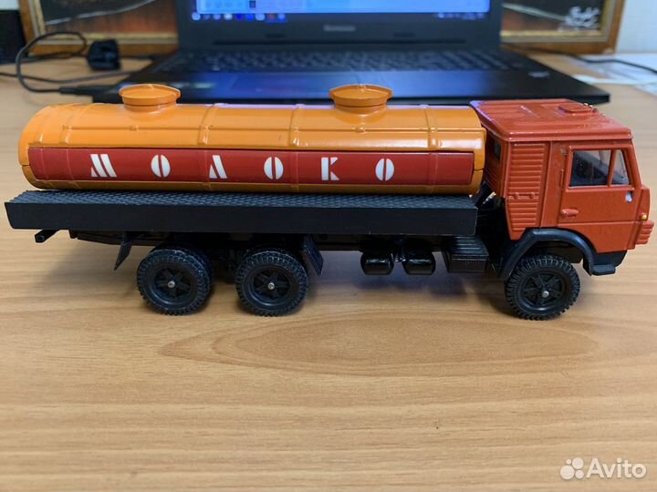 Масштабная литая модель Камаз (KAMAZ) 53212 Молоко