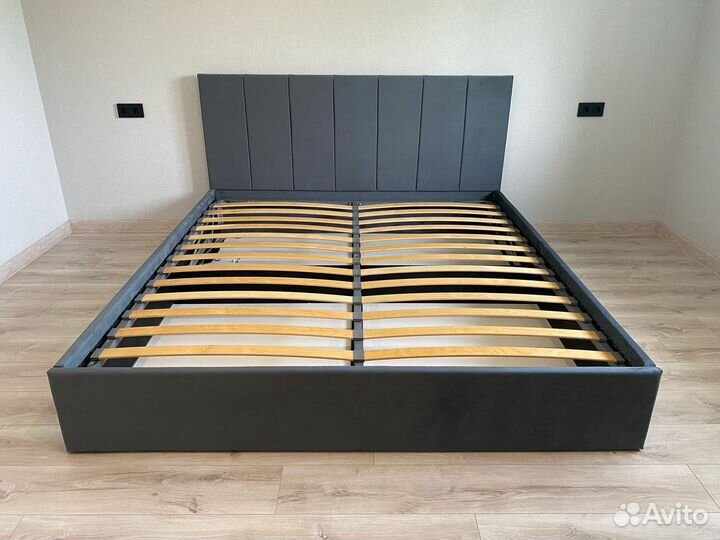 Кровать двухспальная с мягким изголовьем