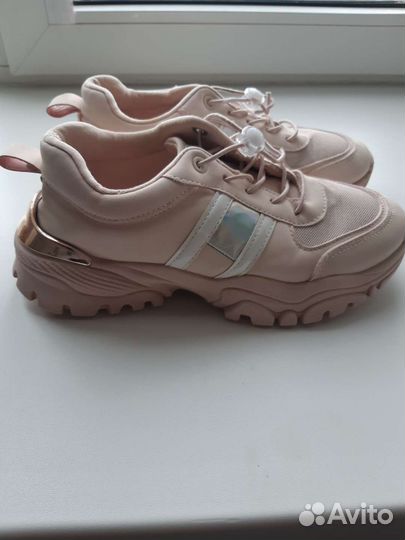 Кроссовки женские