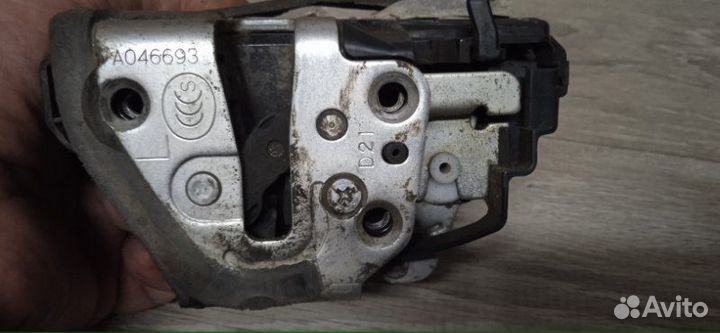 Замок двери задний левый Toyota Camry ASV40