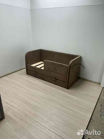 Детская кровать с мягким бортиком