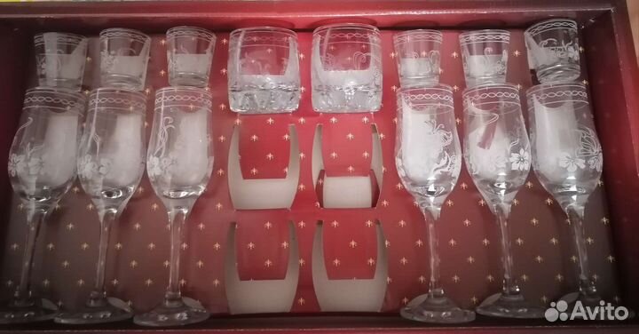 Набор бокалов для вина и рюмок