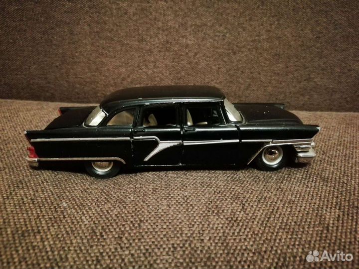 Модель автомобиля газ 13 Чайка