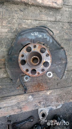 Передний левый поворотный кулак на мерс W169/W245