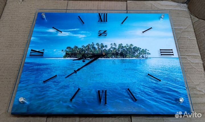 Настенные часы с островом