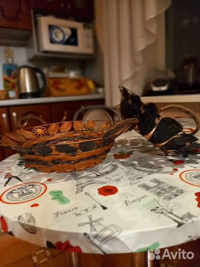 Вешалка и тарелки в одном стиле