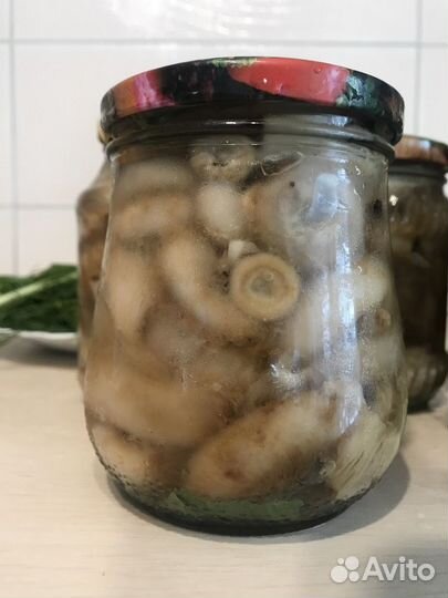 Грибы сырые грузди соленые