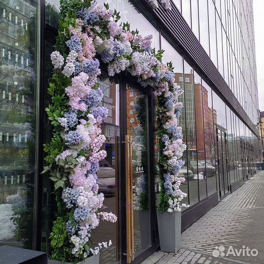 Оформление входной группы, декор витрин