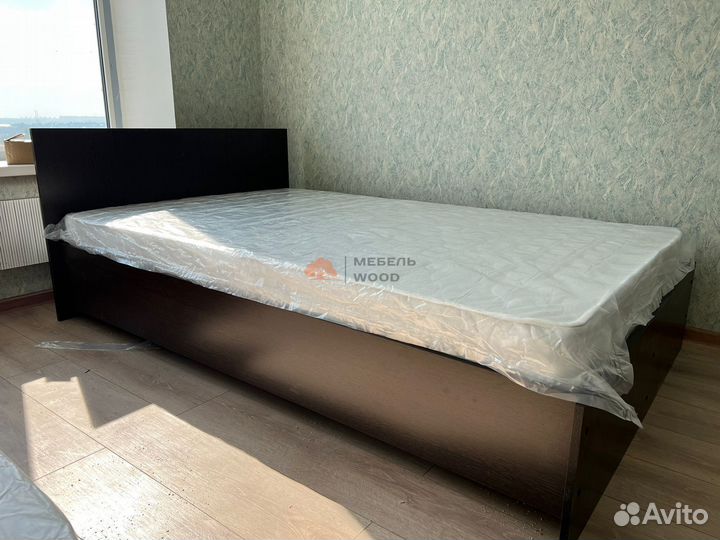 Кровать с матрасом в комплекте