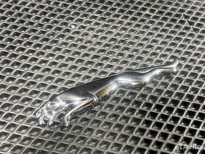 Значок (эмблема) крышки багажника Jaguar XE X760