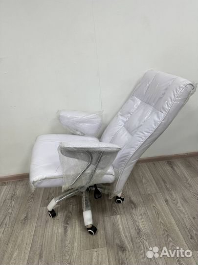 Кожанное кресло офисное