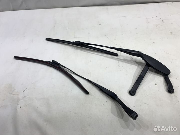 Поводок стеклоочистителя левого Mercedes W213