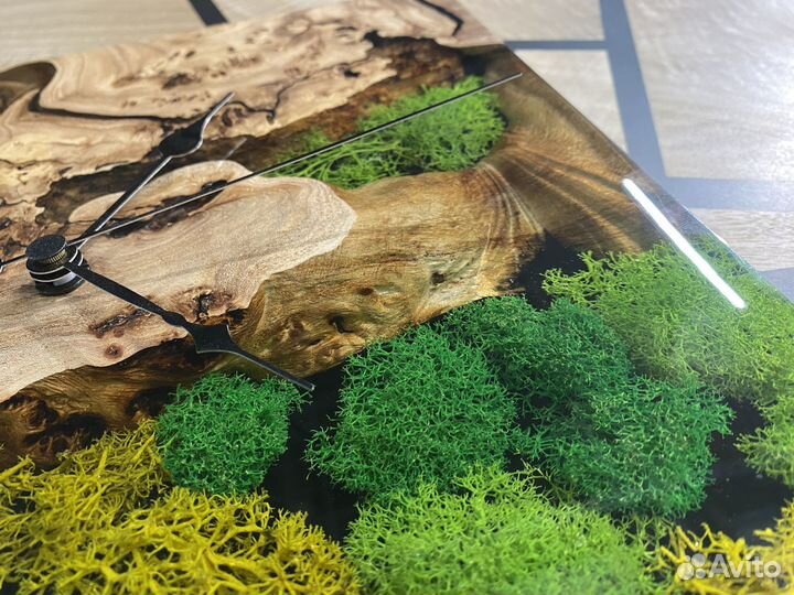 Часы настенные дерево и смола, в наличии