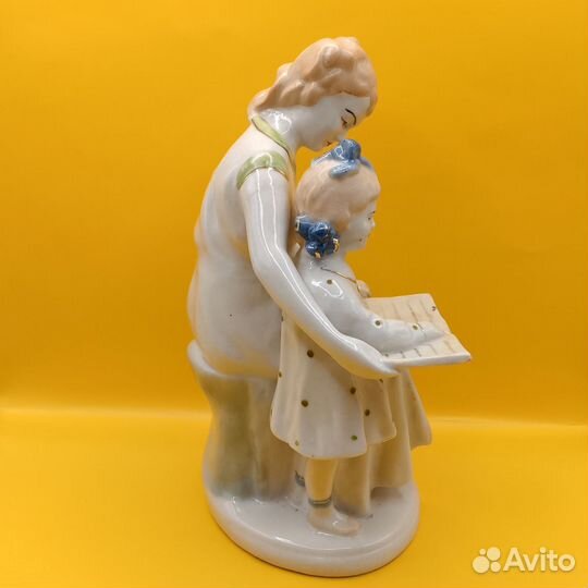 Фарфоровая статуэтка 