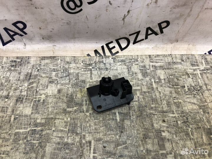 Кронштейн ручки капота s60