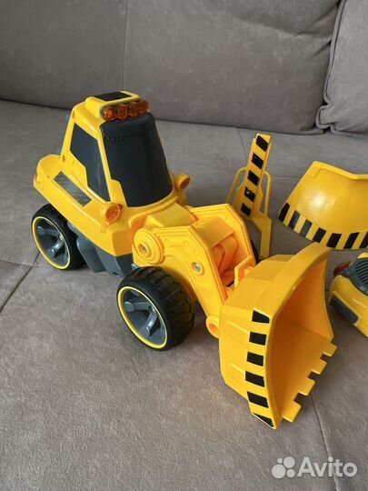 Игрушечный экскаватор на радиоуправлении