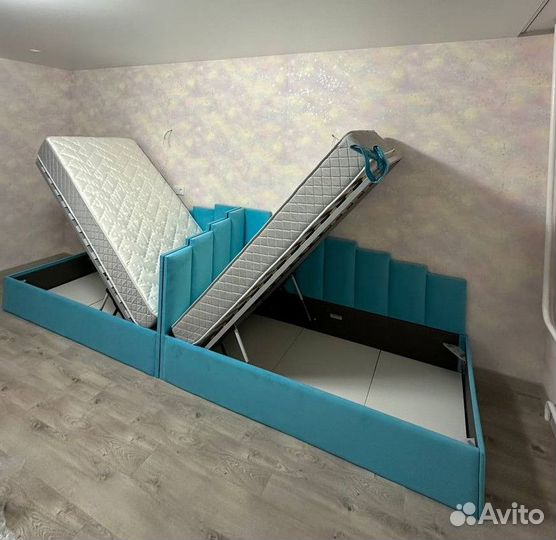 Кровать с мягким изголовьем