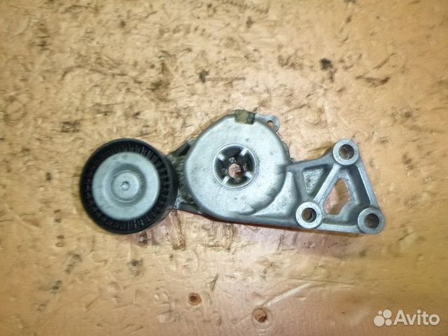 Ролик руч.ремня с кронштейном Volkswagen jetta 201