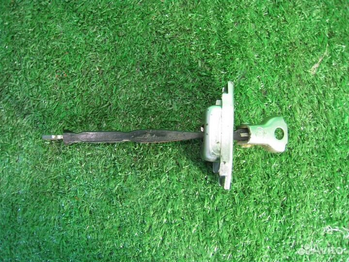 Ограничитель двери задней левой Toyota Yaris P13