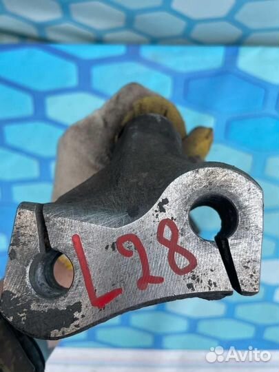 Кулак поворотный передний левый 8K0407253AB