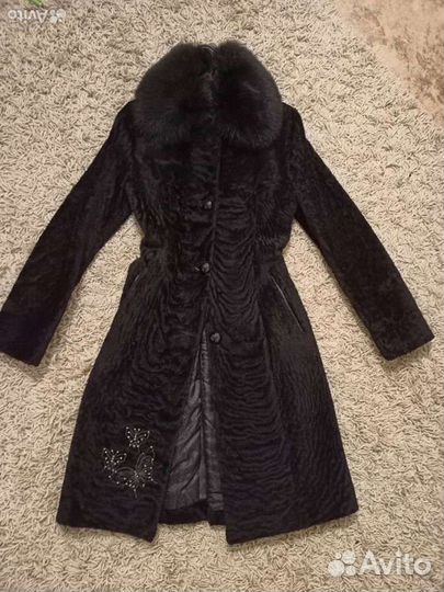 Пальто с воротником из натурального меха 42