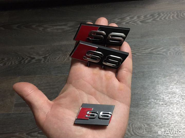 Шильдик решётки радиатора Audi S6/S8
