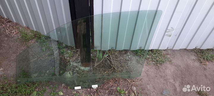 Стекло переднее правое Ниссан Марч