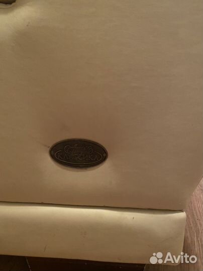 Кожаный диван