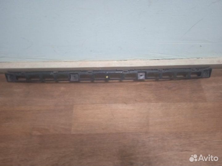 Кронштейн заднего бампера центральный Volkswagen