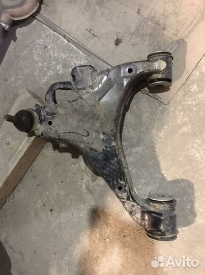 Нижний рычаг R на LX570 toyota LC200