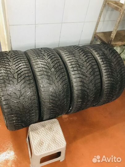 Yokohama BluEarth Winter V905 275/40 R21 и 315/35 R21