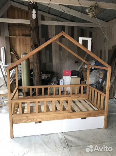 Детская кроватка домик