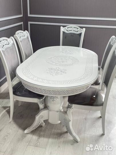 Стол со стульями
