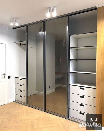 Книжный шкаф