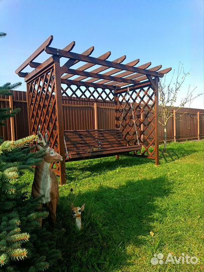 Садовые качели из дерева с перголой