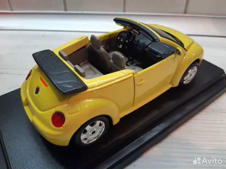 Коллекционная модель Volkswagen New Beetle 1:24