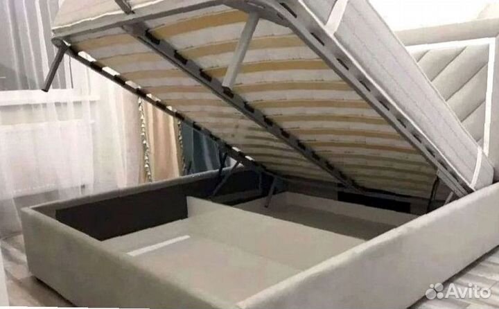 Двуспальная кроватьс мягким изголовьем