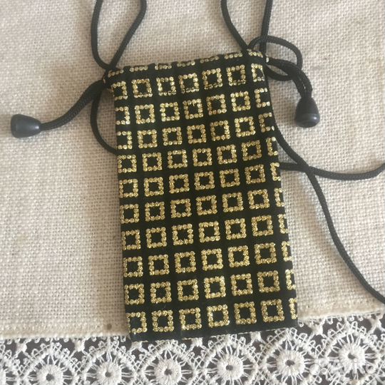 Нарядный чехол для телефона на шнурке