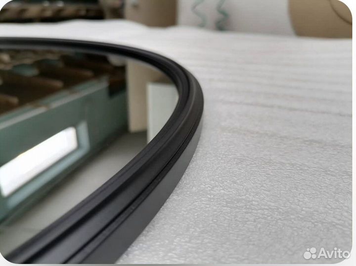 Зеркало новое круглое Formiro в фигурной раме