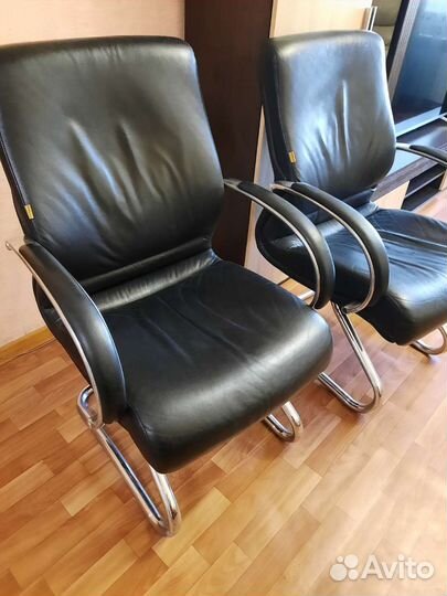 Офисное кожаное кресло