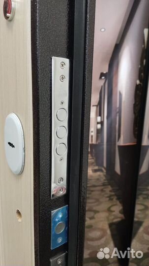 Входная дверь в квартиру с зеркалом, в наличии