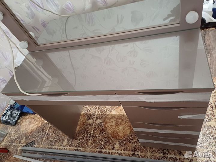 Гримерное зеркало с лампочками