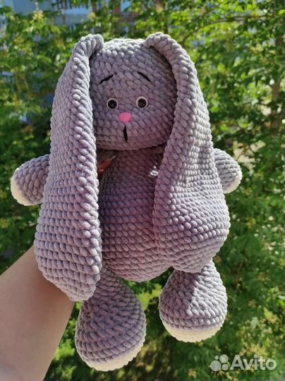 Большой плюшевый заяц