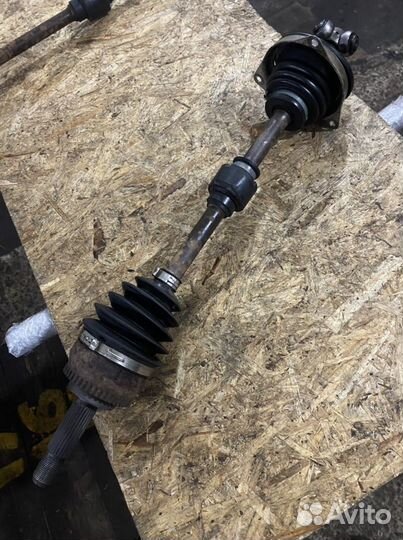 Привод левый на mitsubishi carisma в сборе