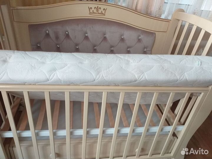 Детская кроватка с маятником и ящиком